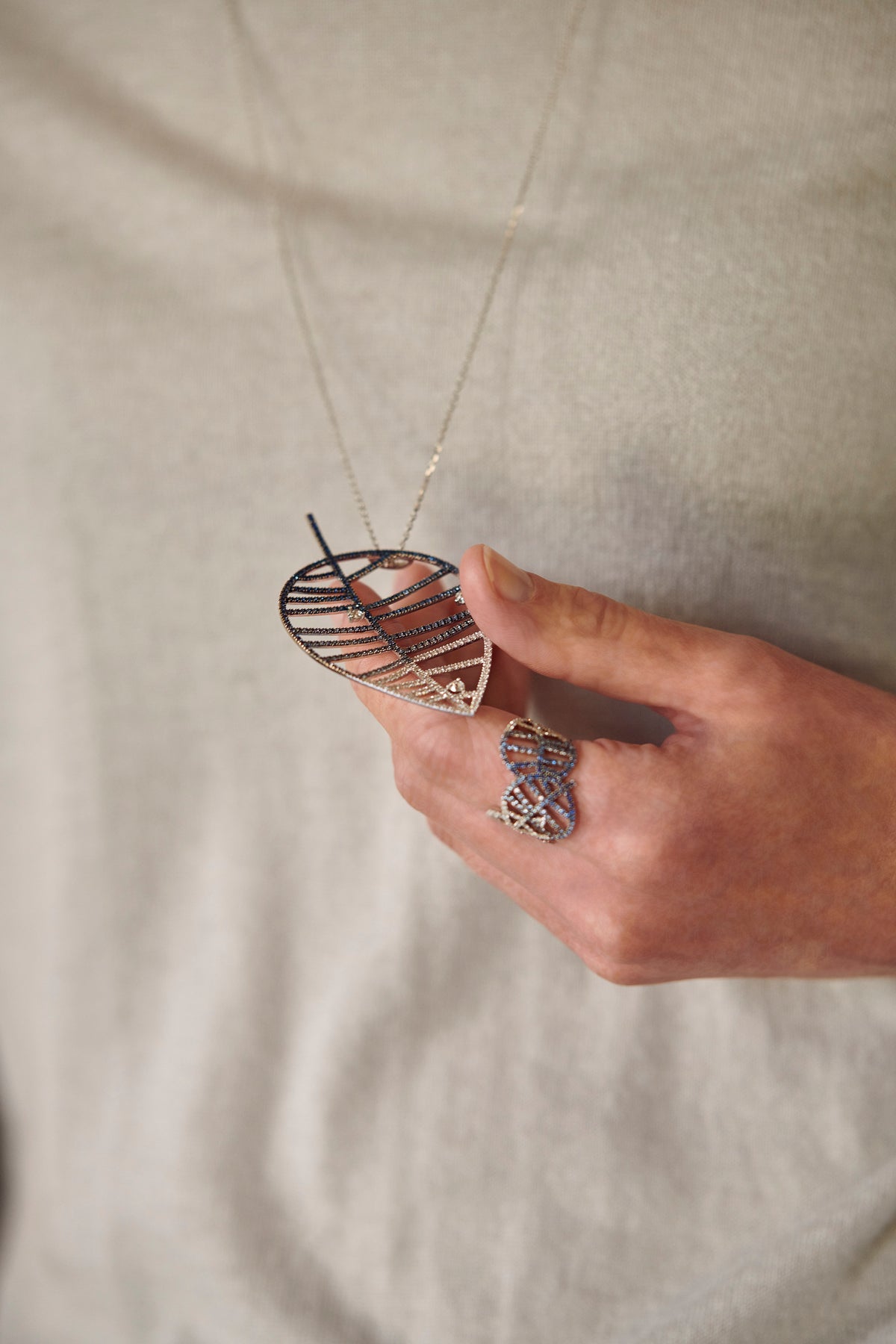 BEECH RING - DEWDROPS white gold diamond blue sapphire pavé